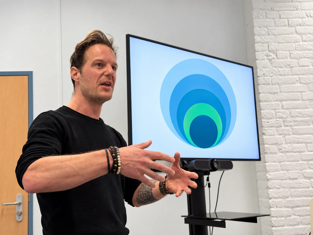 Bart geeft een training over AI